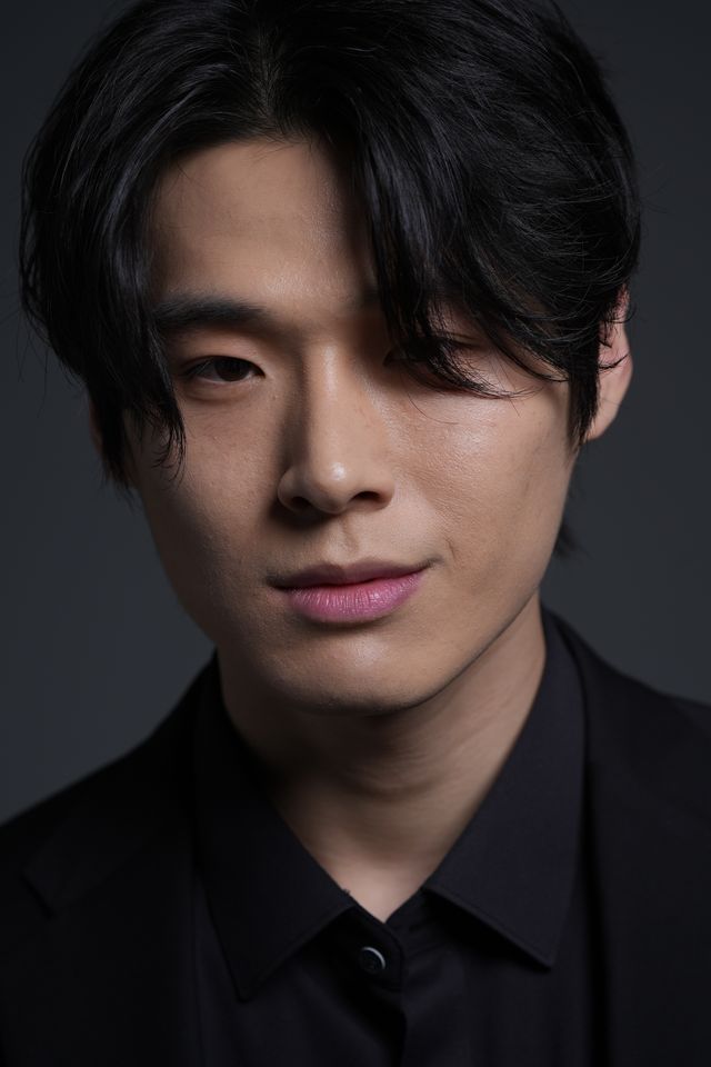 김홍용 썸네일 이미지