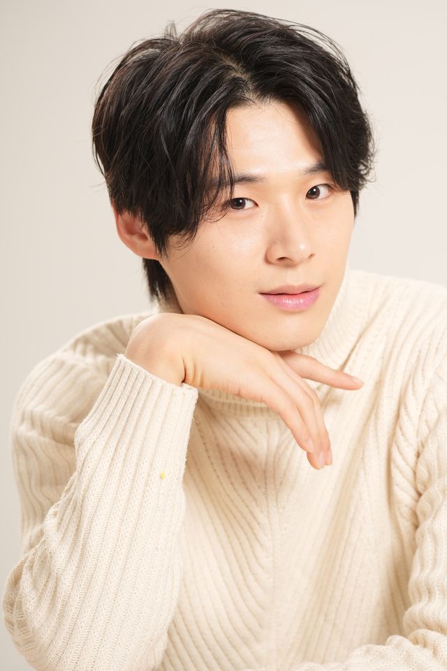 김홍용 썸네일 이미지