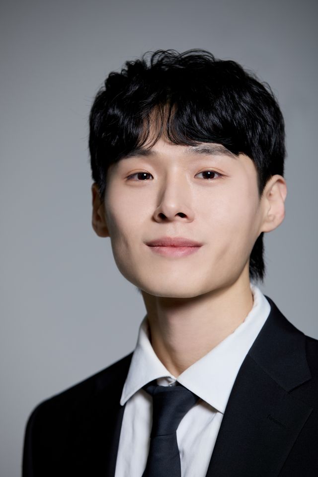 김홍용 썸네일 이미지