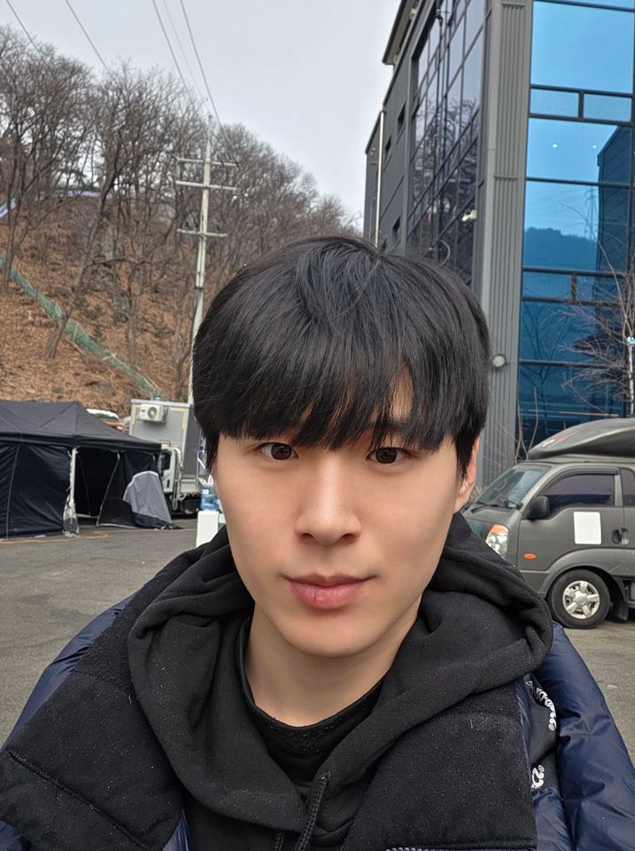 김홍용 썸네일 이미지